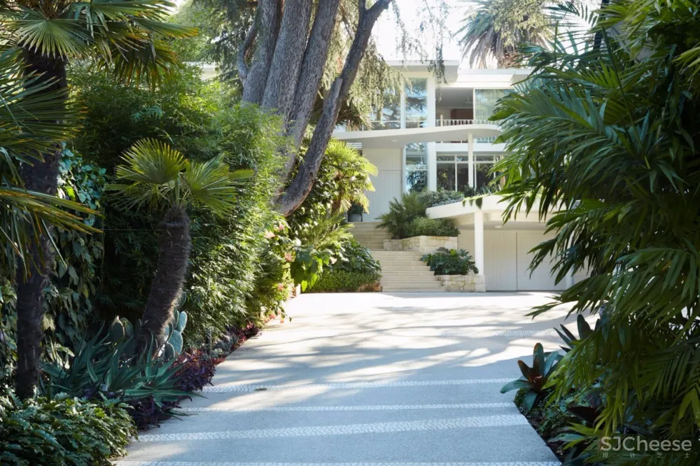 56年前,为了向奥斯卡·尼迈耶致敬所建的白色房子丨如今依然很超前