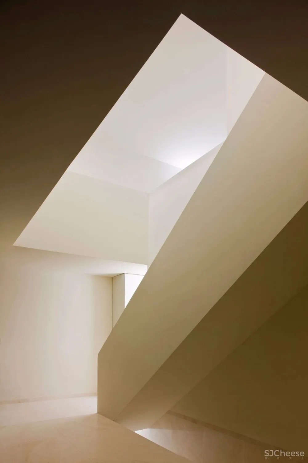 从山里长出来的白色房子丨内部竟是如此惊艳