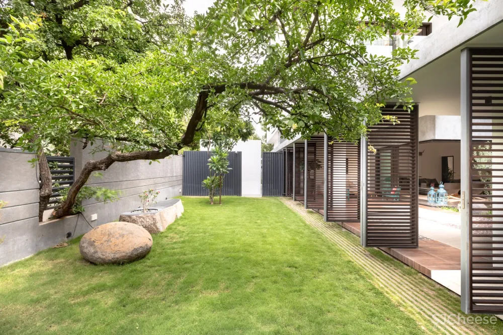 Courtyard Villa / MORIQ