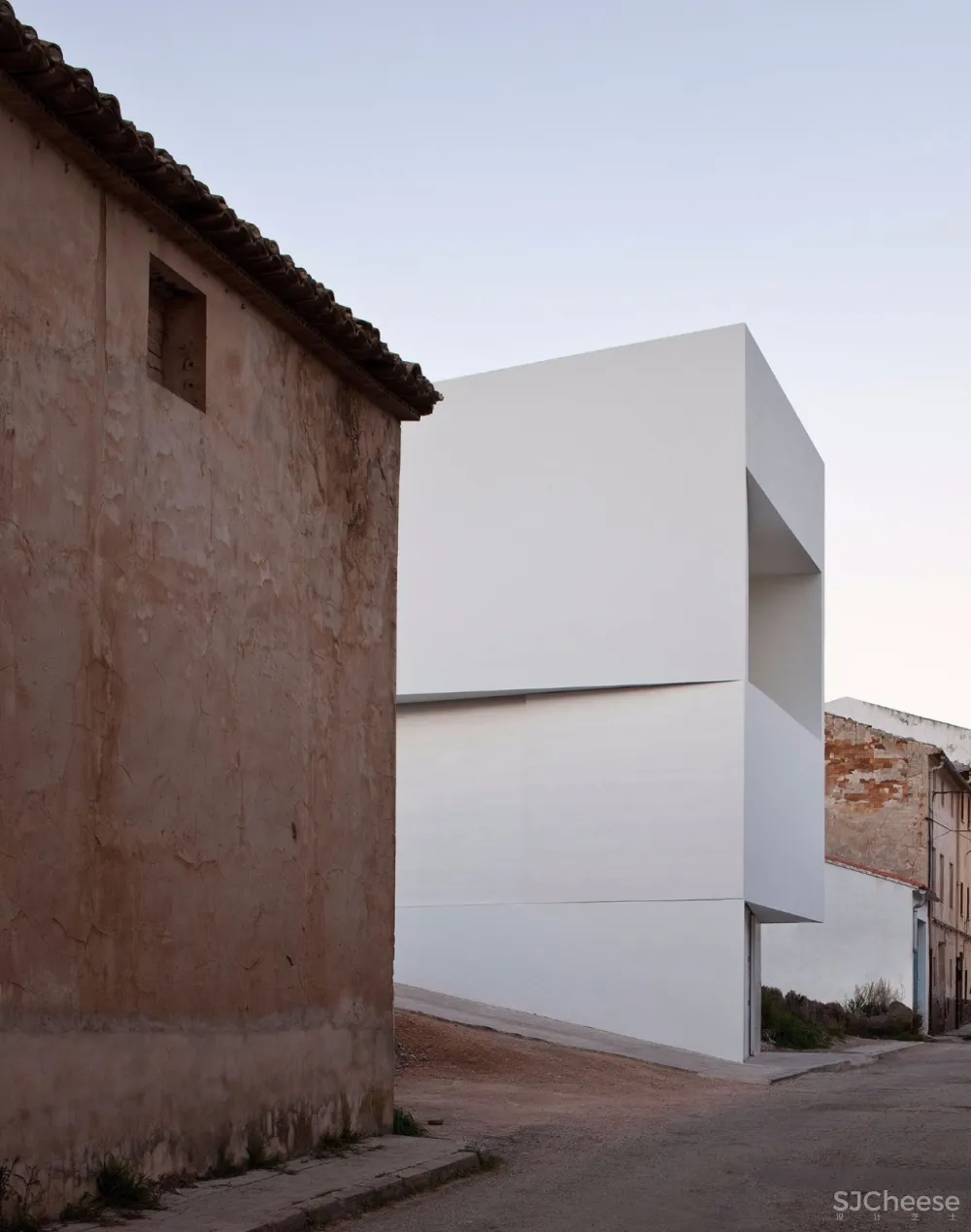 从山里长出来的白色房子丨内部竟是如此惊艳