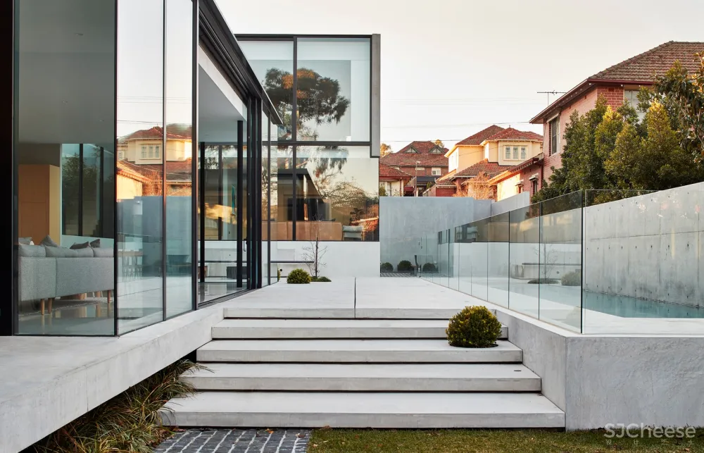 Salmon / FGR Architects