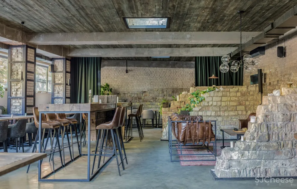 Hangover酒吧,基辅 / balbek bureau