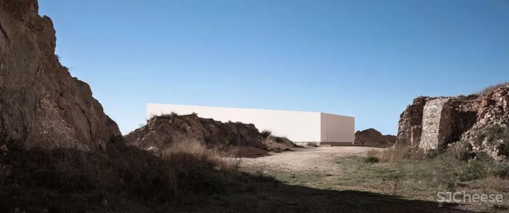 从山里长出来的白色房子丨内部竟是如此惊艳