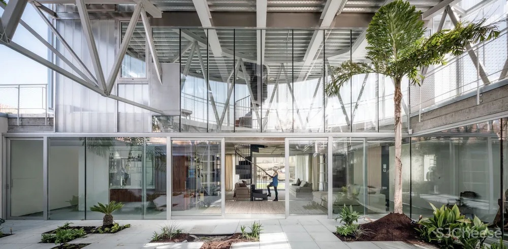 Tobogan House / Z4Z4 AAA