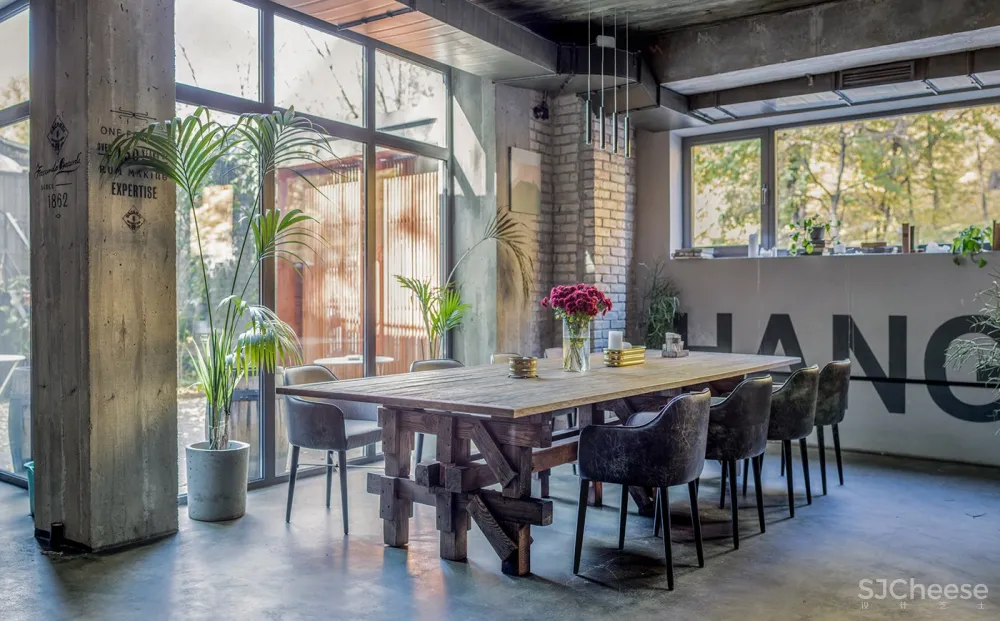 Hangover酒吧,基辅 / balbek bureau