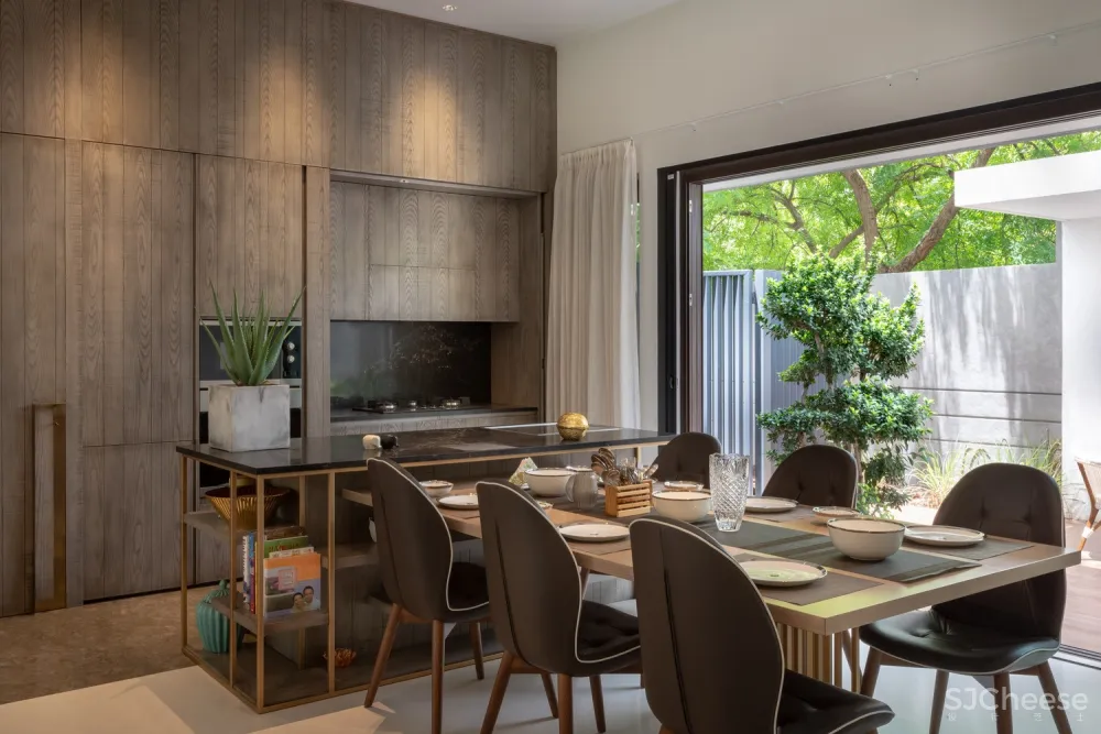 Courtyard Villa / MORIQ