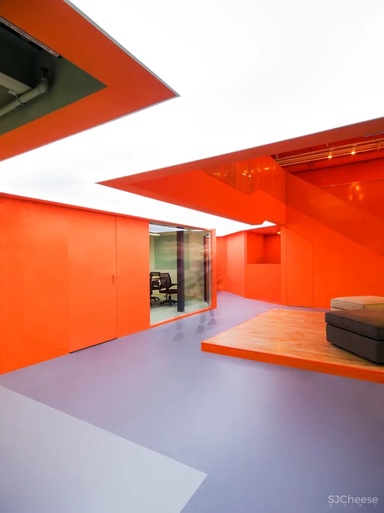 彩色盒子办公空间 / hyperSity