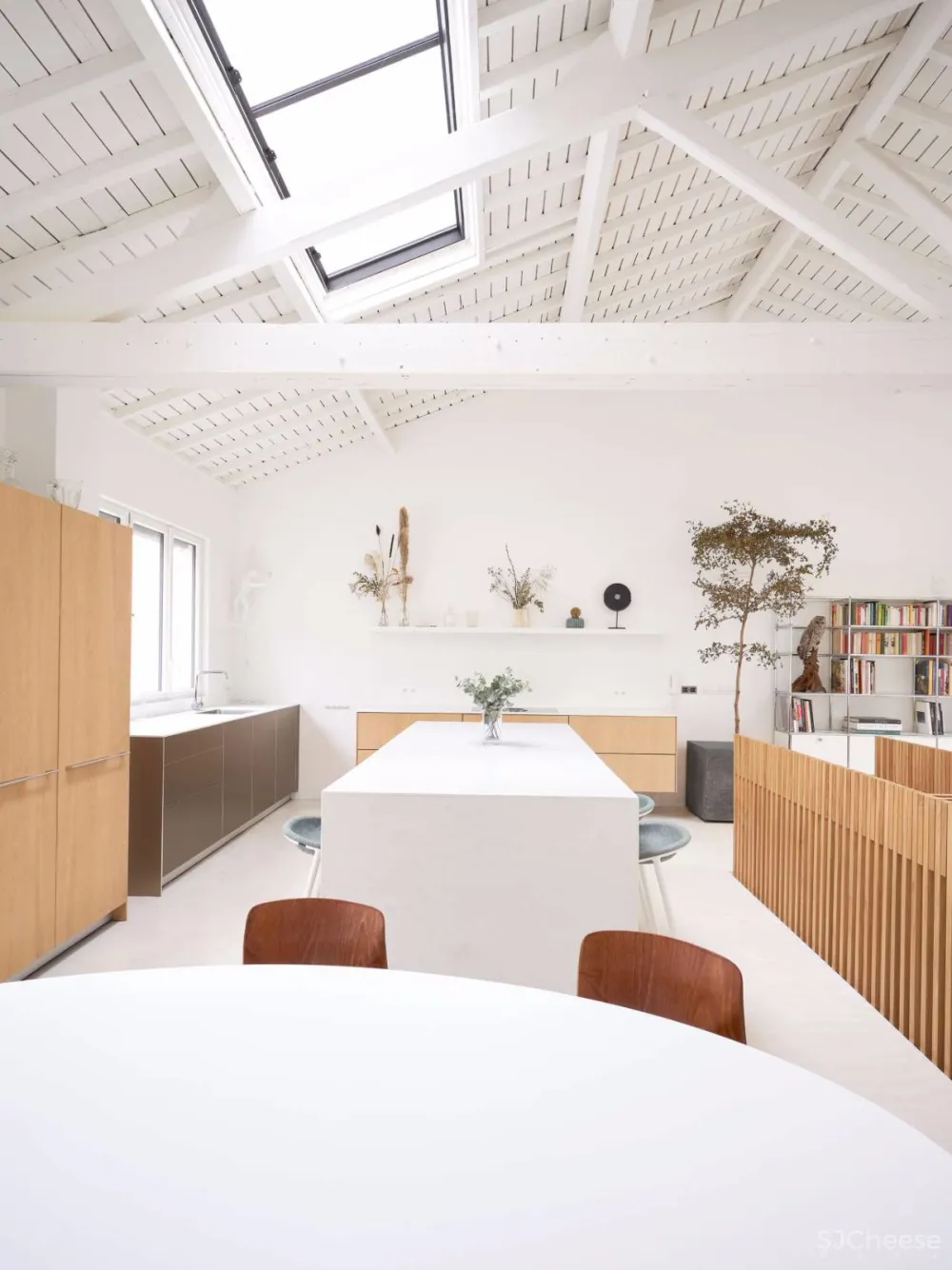 首发 | 05 AM arquitectura 明快美学:巴黎白色阁楼的内部翻新