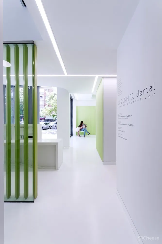 首发 | LANDÍNEZ+REY:马德里明亮绿色牙科诊所
