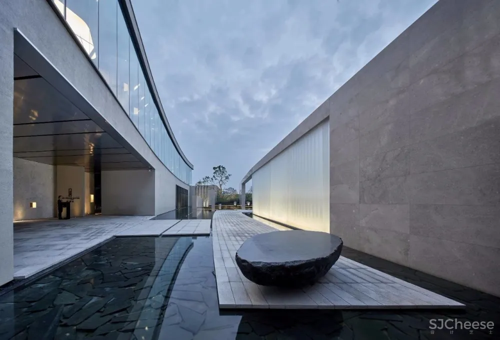 新作 | 唐忠汉:静美大地灰,错叠趣味的虚实与空灵