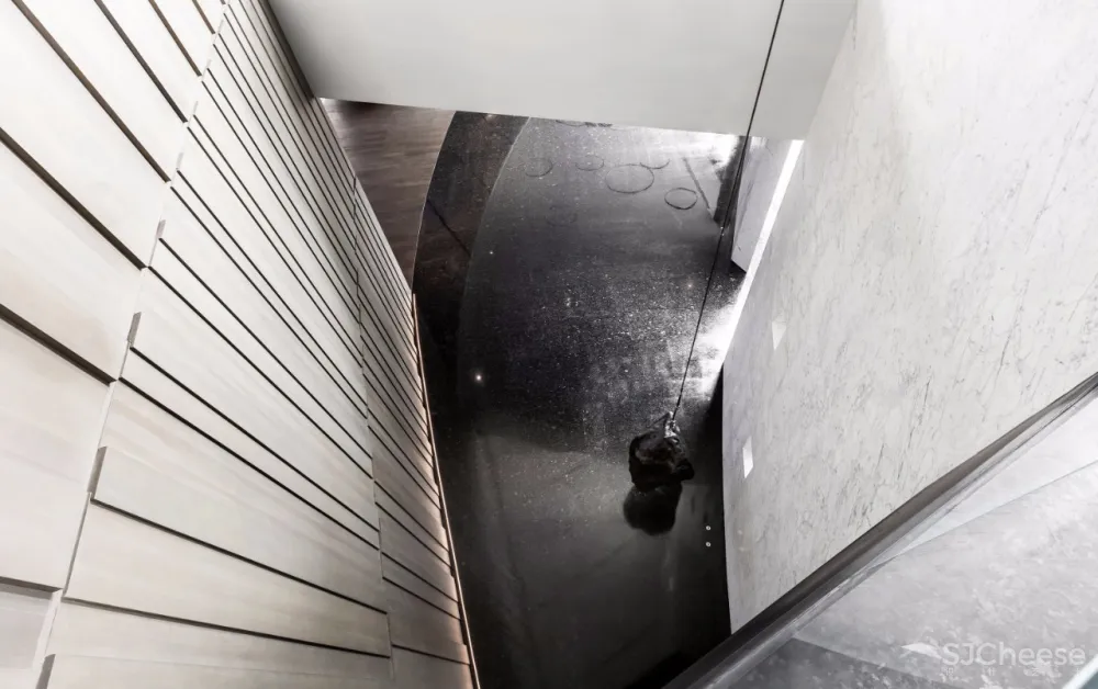 新作 | 唐忠汉:静美大地灰,错叠趣味的虚实与空灵