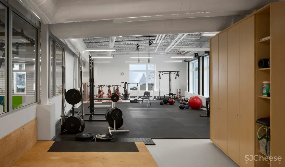 Metis Beach中学,魁北克 / PROULXSAVARD + CCM2