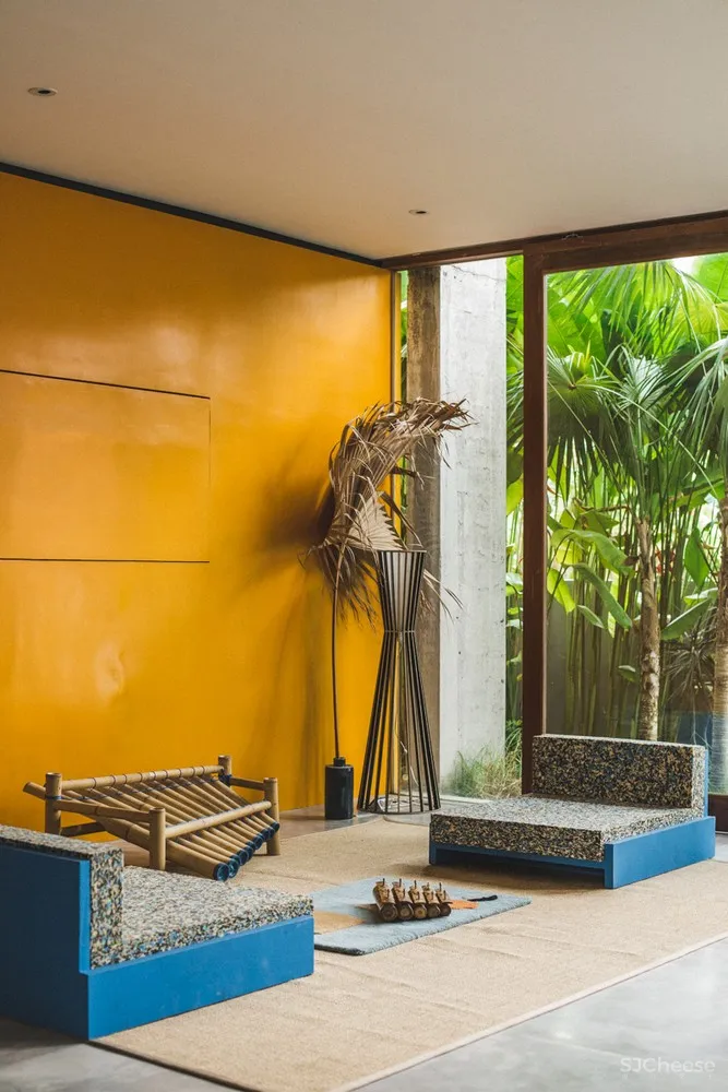 巴厘岛私宅,混凝土与木融入自然风景 / Patishandika