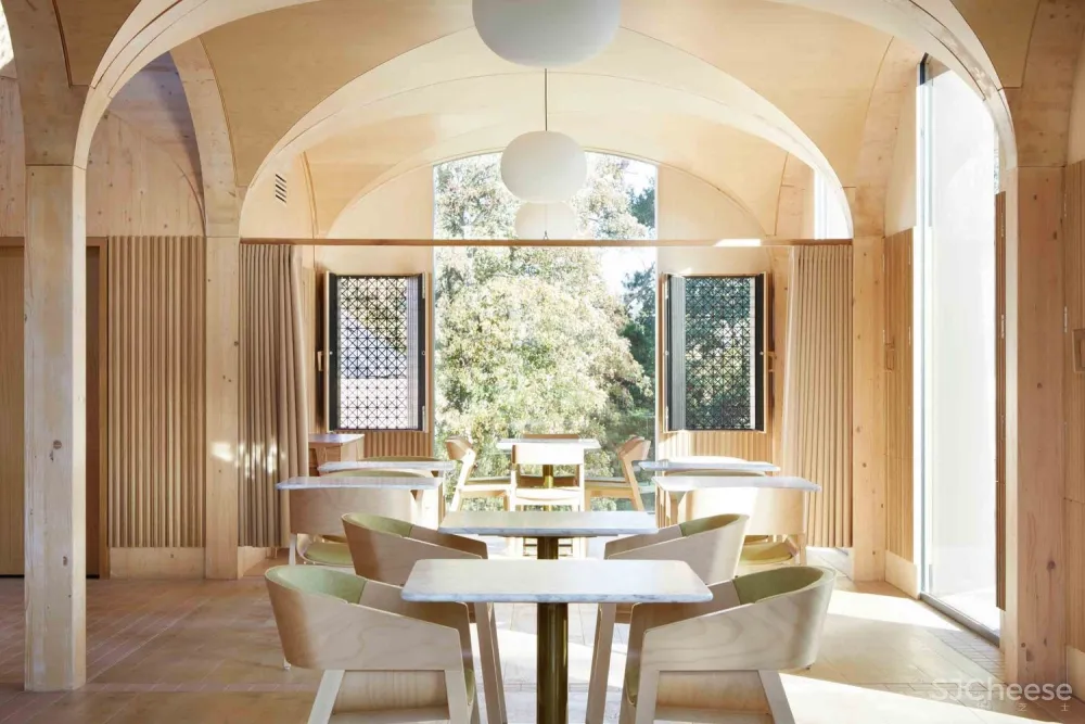 首发 | Morris+Company:充满阳光的拱形轻木餐厅