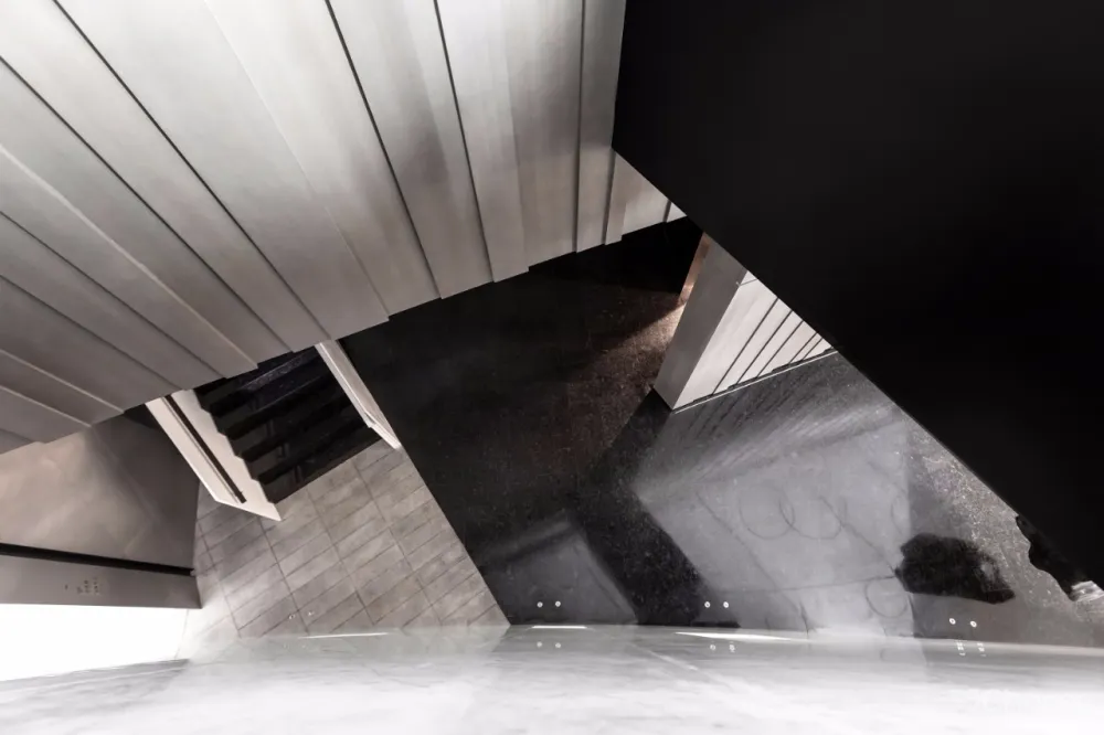 新作 | 唐忠汉:静美大地灰,错叠趣味的虚实与空灵