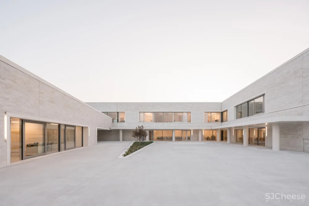 罗米莉公立学校 / Stéphane Fernandez - SARL atelier fernandez&serres