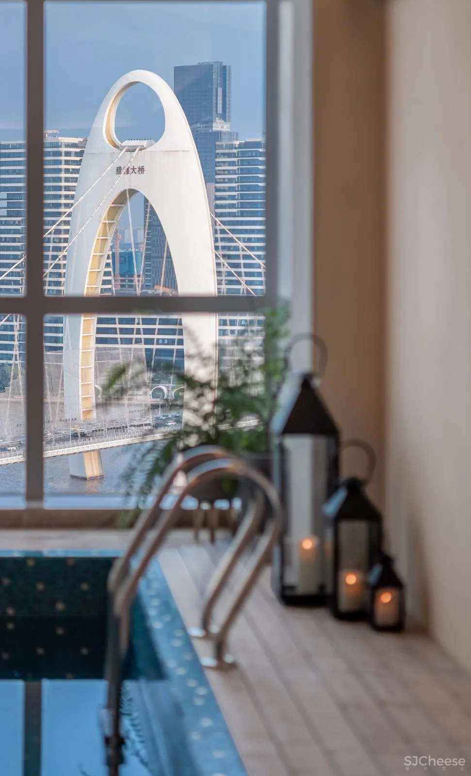 新作| 广州 500m² 大平层无敌江景奢宅，对望广州塔，超大空中泳池！