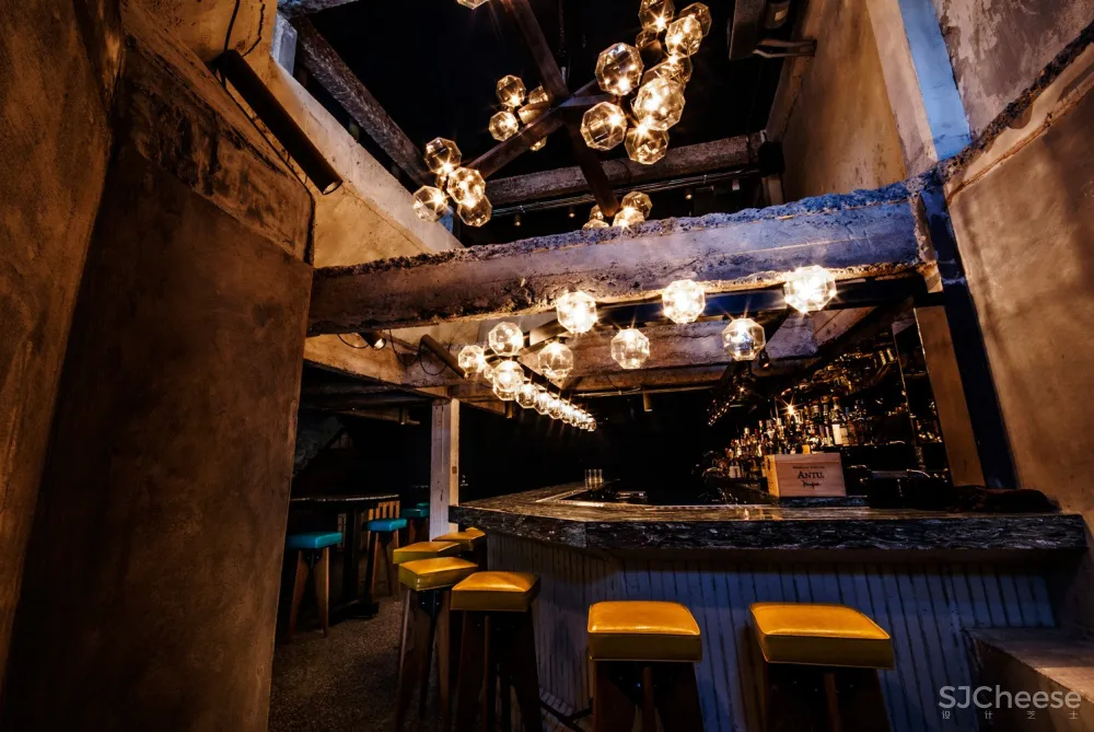 “过时的”混凝土泰国餐厅 / Lump