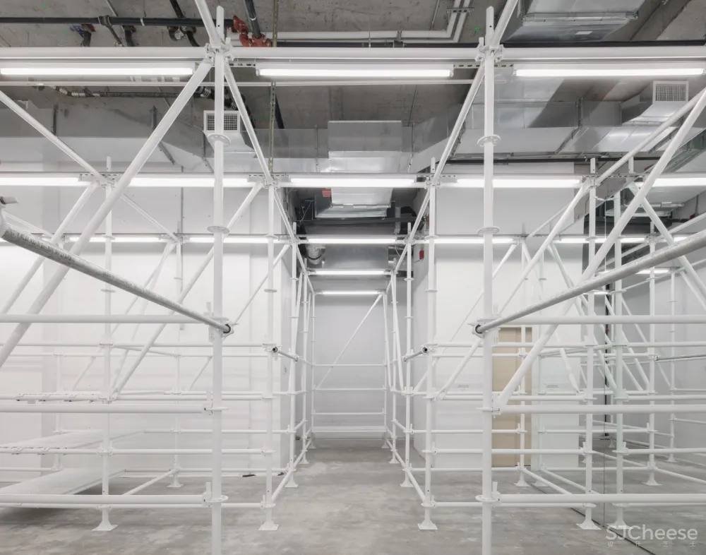 最新 | Jordana Maisie:布满白色脚手架的纽约服装精品店