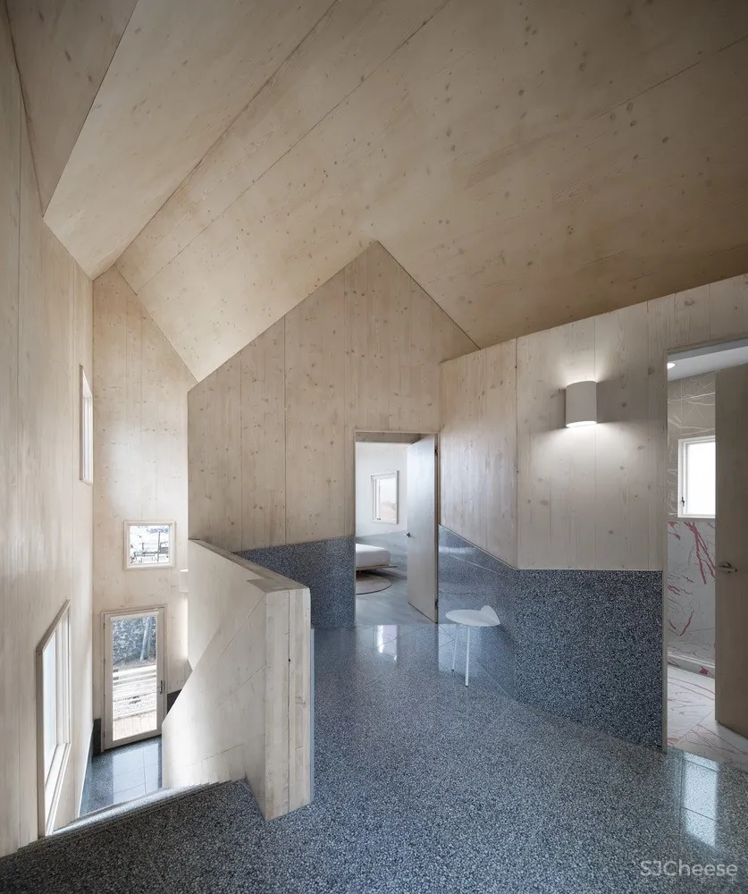 山墙屋顶住宅,美国仅有两座交叉叠层木材住宅之一 / MALL