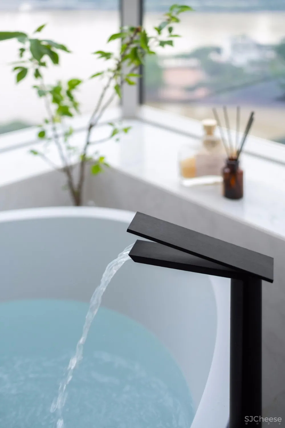 新作| 广州 500m² 大平层无敌江景奢宅，对望广州塔，超大空中泳池！