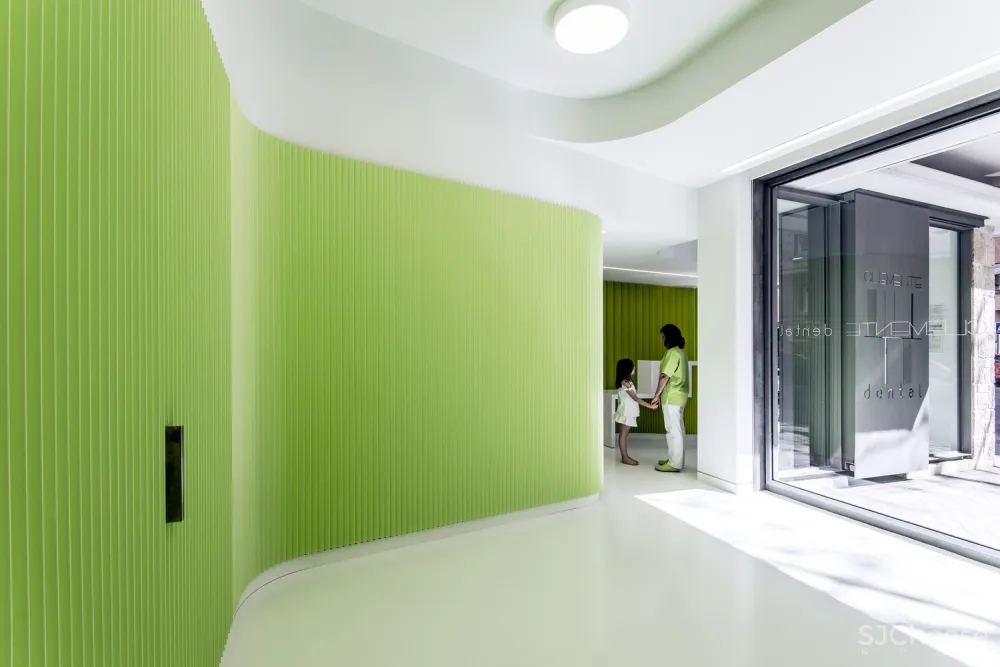 首发 | LANDÍNEZ+REY:马德里明亮绿色牙科诊所