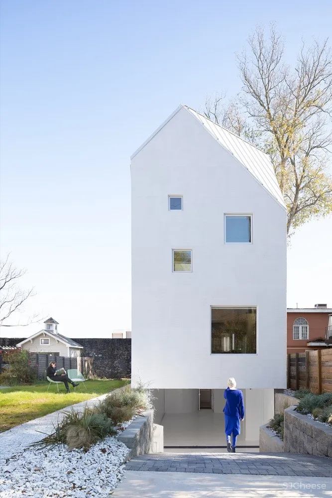 山墙屋顶住宅,美国仅有两座交叉叠层木材住宅之一 / MALL