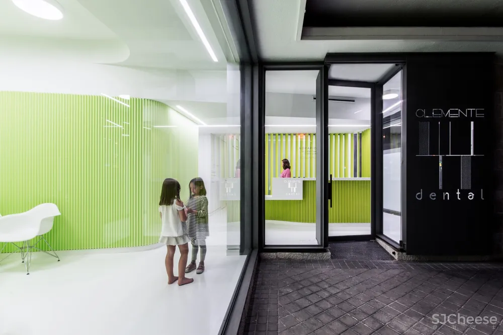 首发 | LANDÍNEZ+REY:马德里明亮绿色牙科诊所