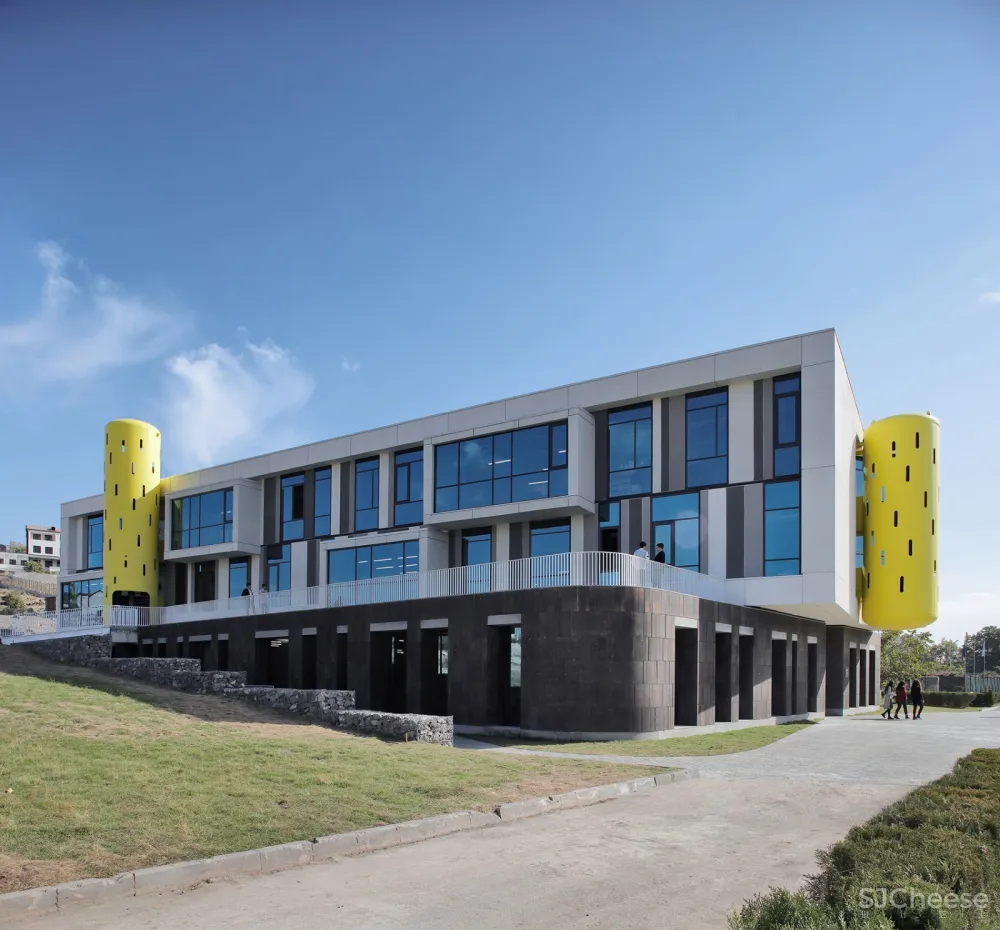 Ayb中学教学楼C座,亚美尼亚 / Storaket Architectural Studio