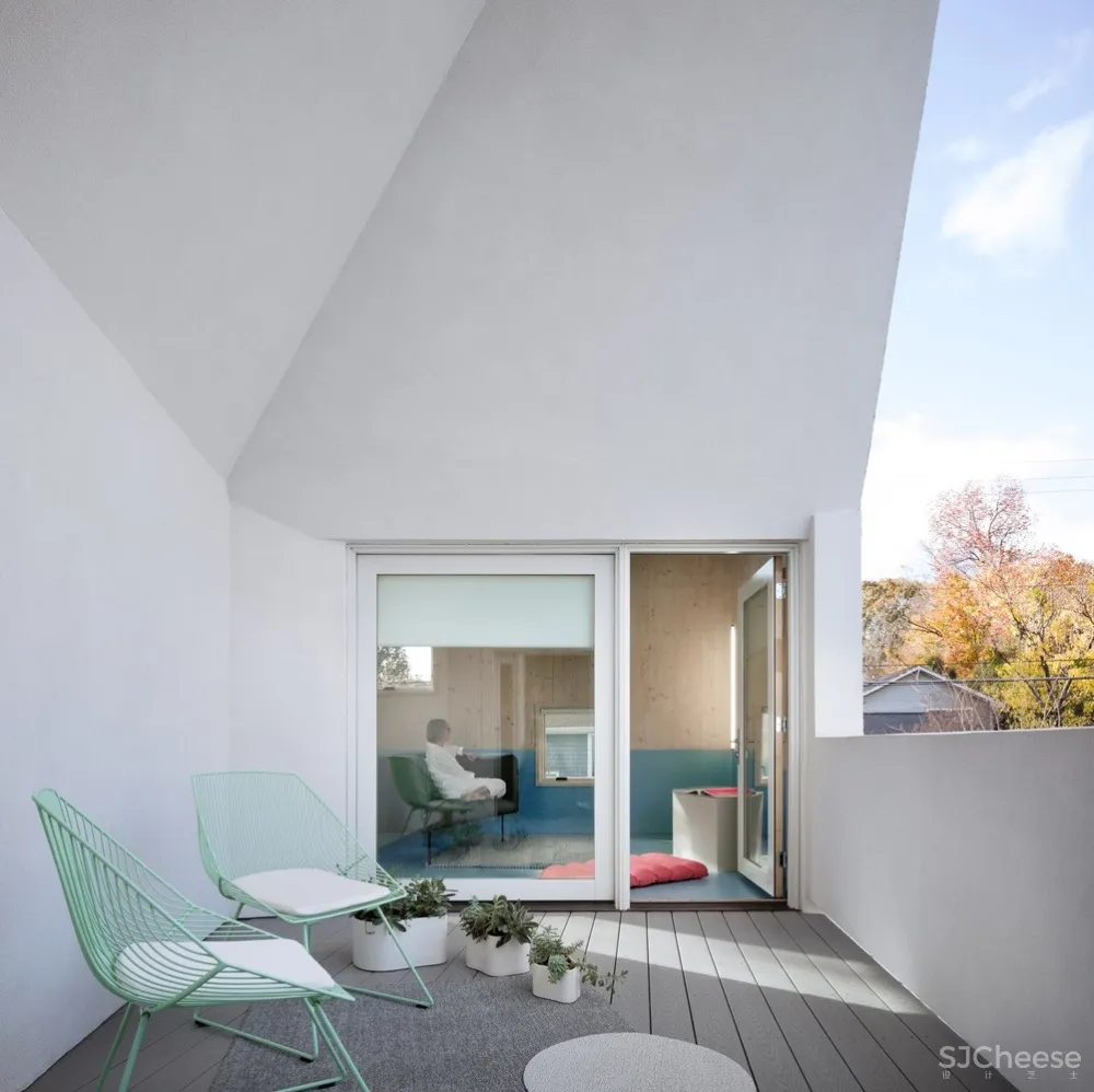 山墙屋顶住宅,美国仅有两座交叉叠层木材住宅之一 / MALL