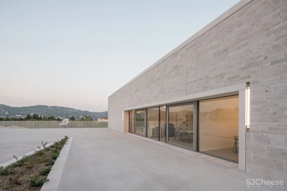 罗米莉公立学校 / Stéphane Fernandez - SARL atelier fernandez&serres