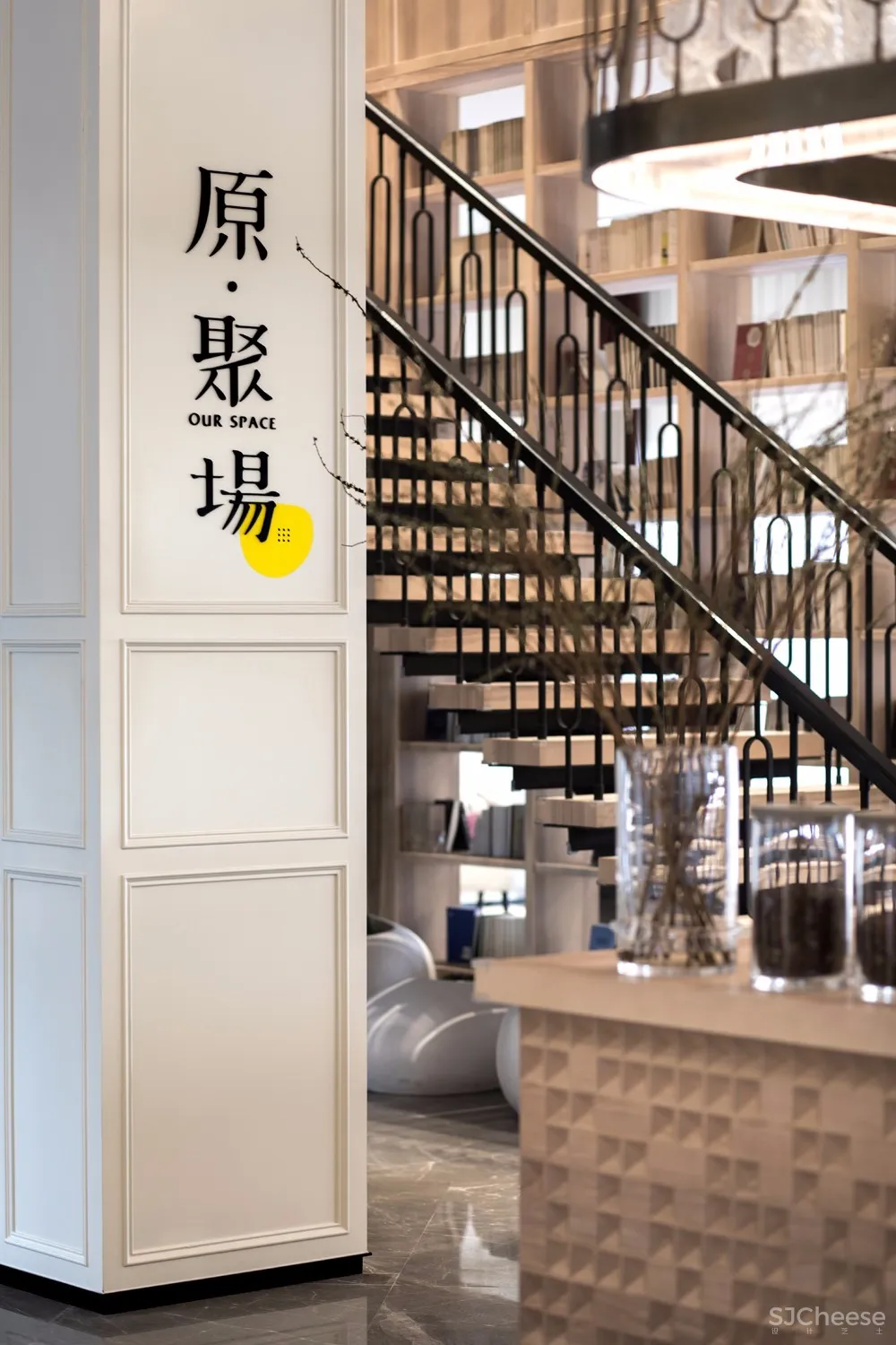 以“下午茶”为氛围主题丨营造出古典英伦风与现代摩登感交织共映的售楼空间