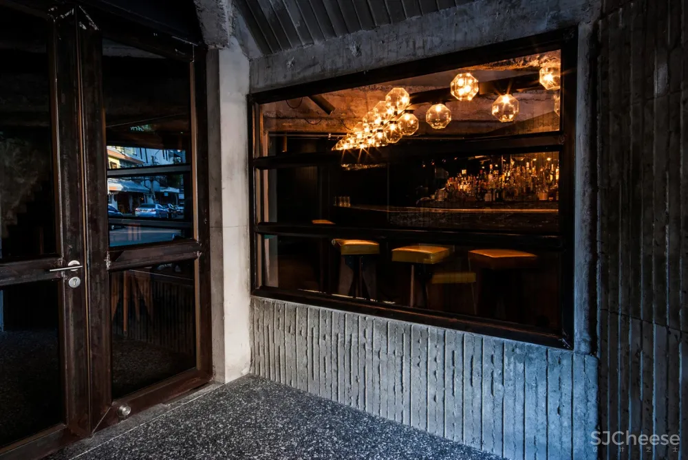 “过时的”混凝土泰国餐厅 / Lump