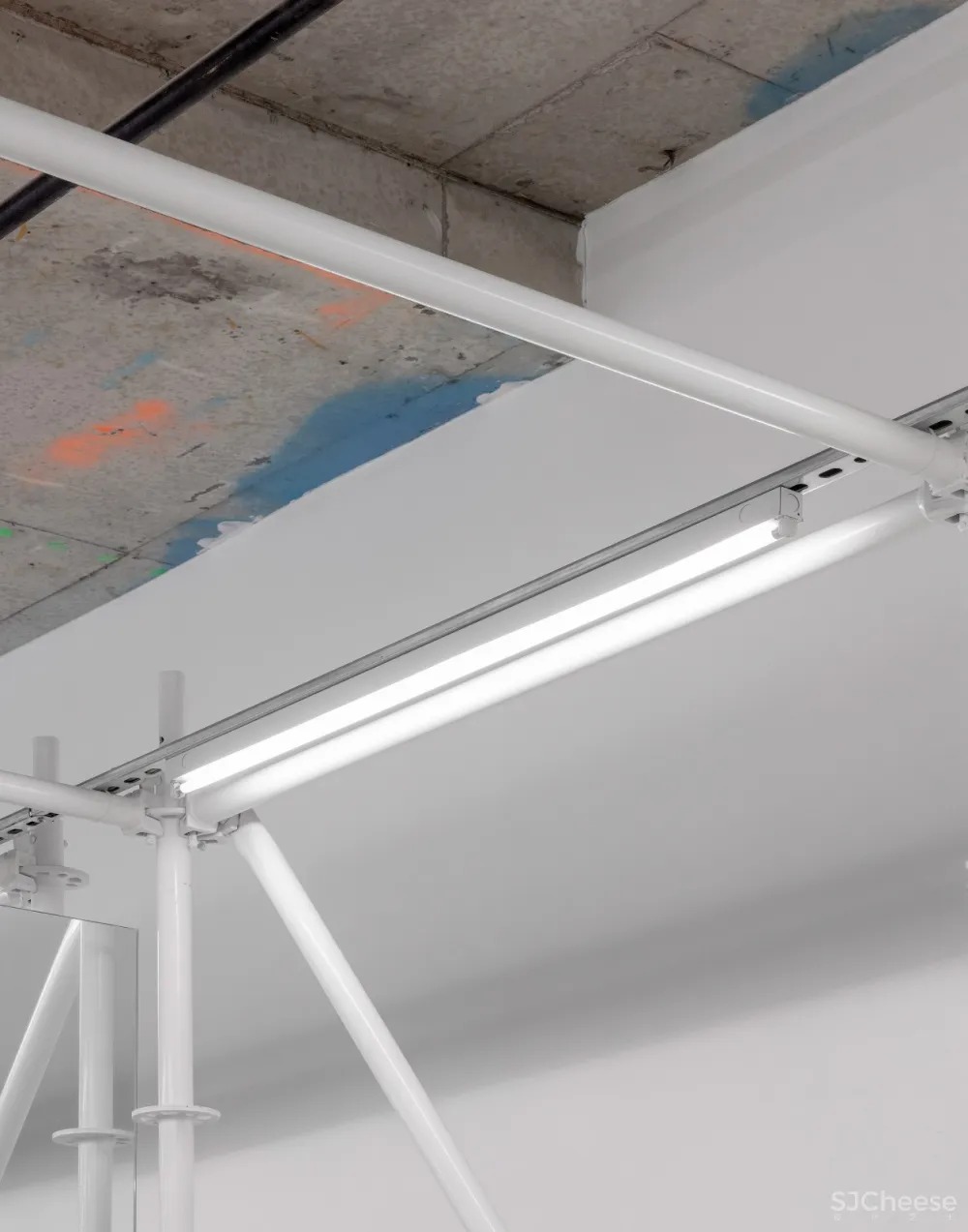 最新 | Jordana Maisie:布满白色脚手架的纽约服装精品店