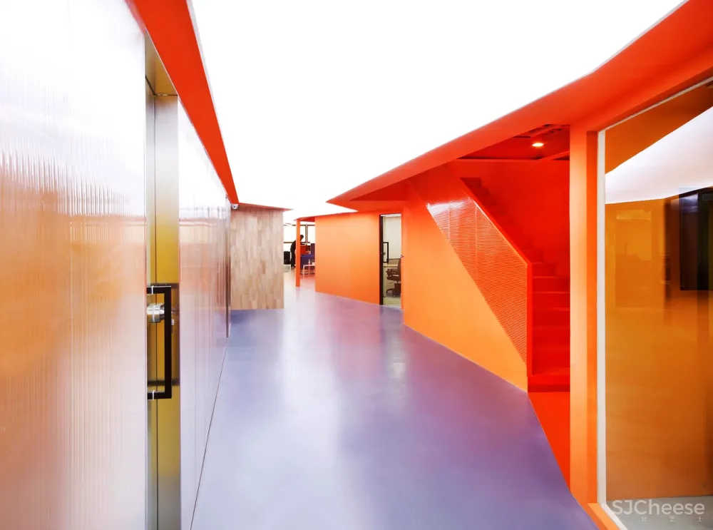 彩色盒子办公空间 / hyperSity