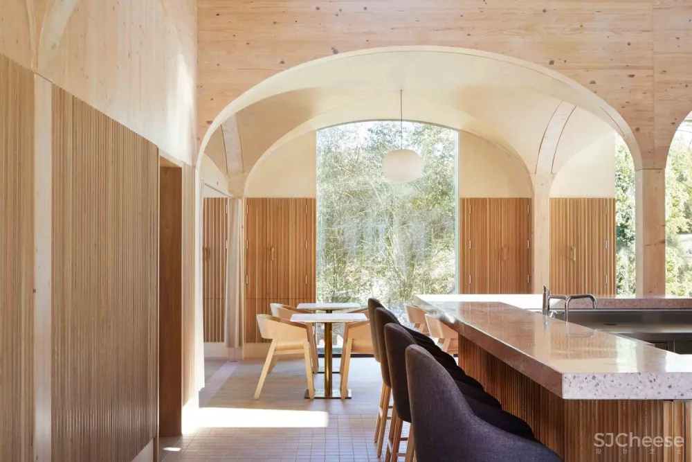 首发 | Morris+Company：充满阳光的拱形轻木餐厅