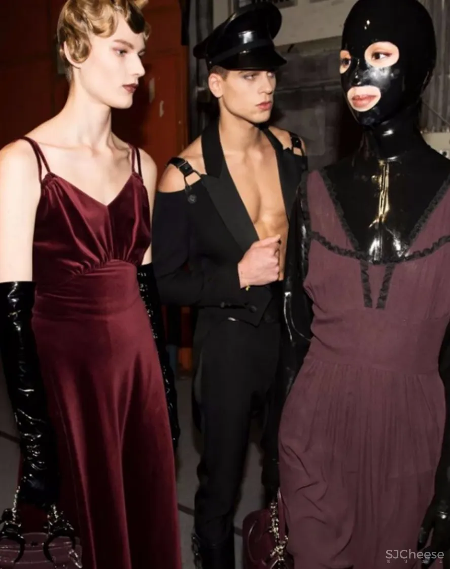 ‘’红梨色‘’点缀的奢丽雅致样板房丨这是一场以取悦自我为主题的视觉盛宴