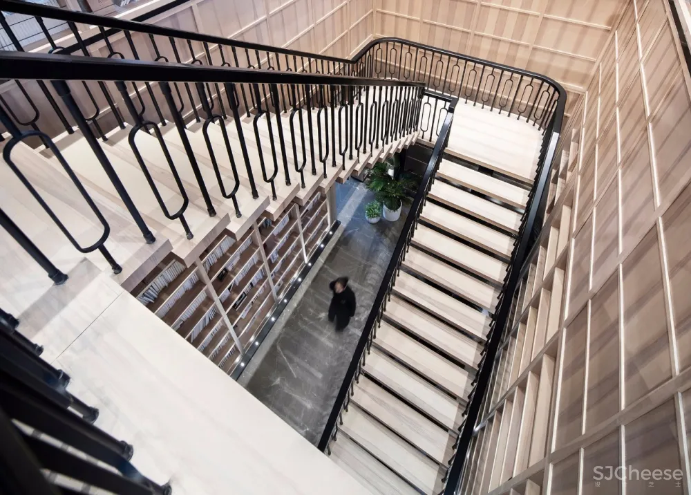 以“下午茶”为氛围主题丨营造出古典英伦风与现代摩登感交织共映的售楼空间