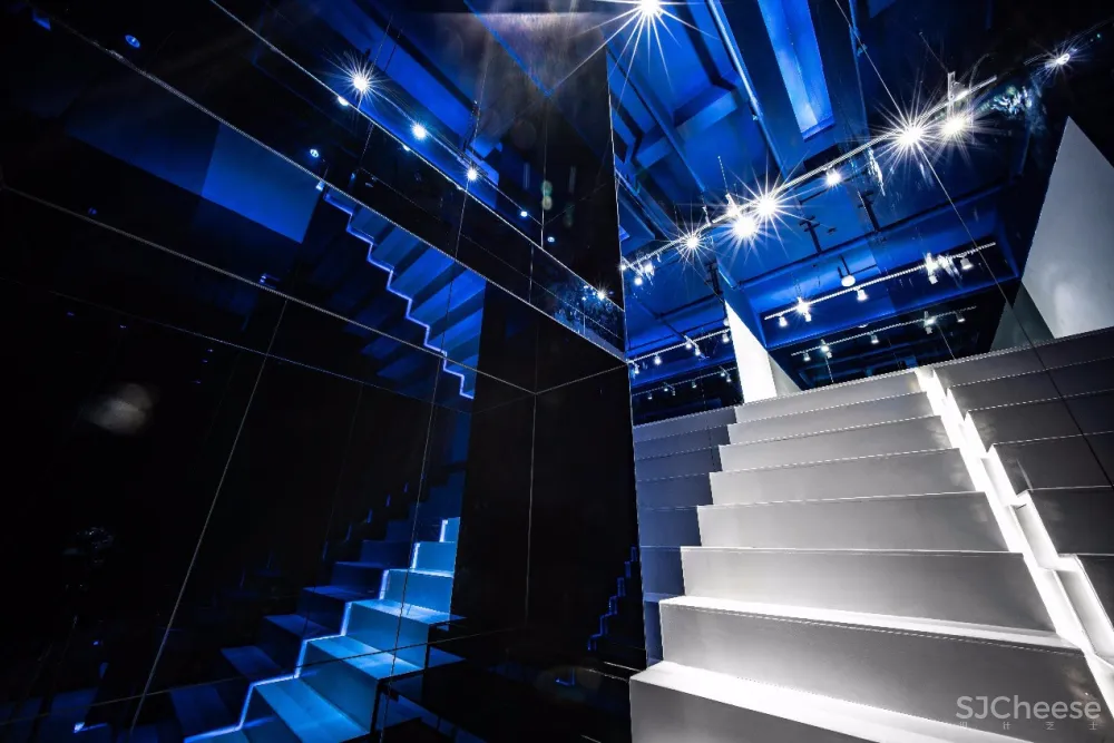 这个蓝色的咖啡馆丨属于大海也属于天空