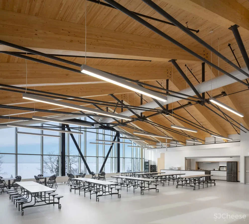 Metis Beach中学,魁北克 / PROULXSAVARD + CCM2