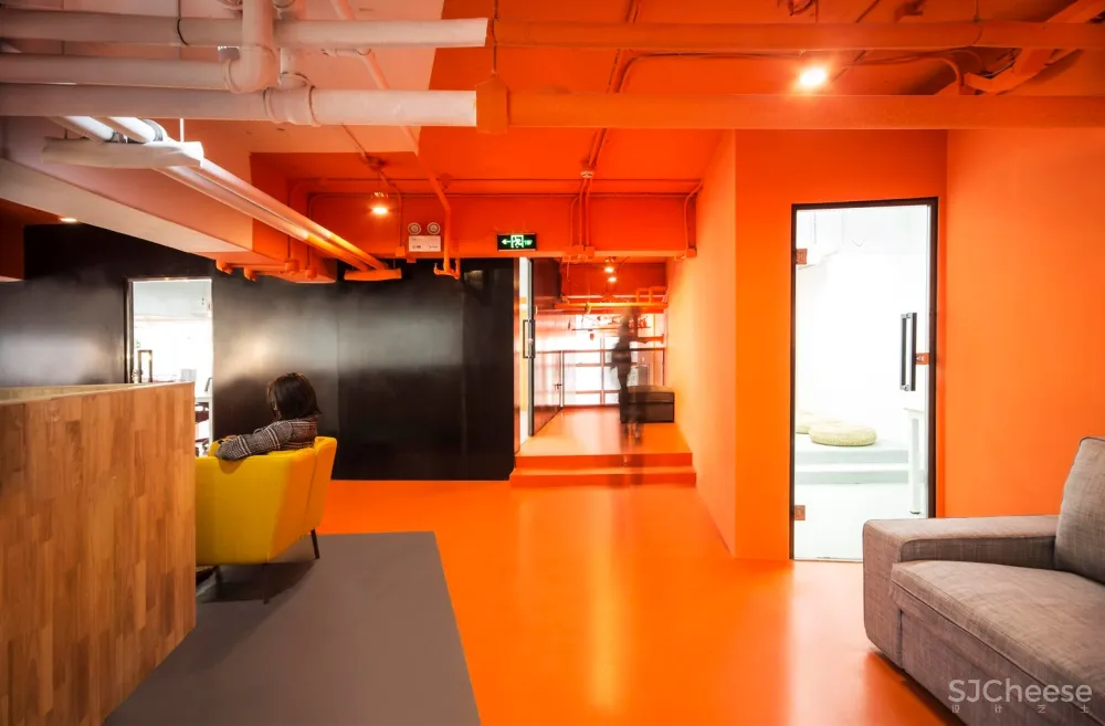 彩色盒子办公空间 / hyperSity