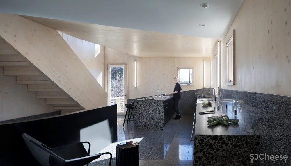 山墙屋顶住宅,美国仅有两座交叉叠层木材住宅之一 / MALL