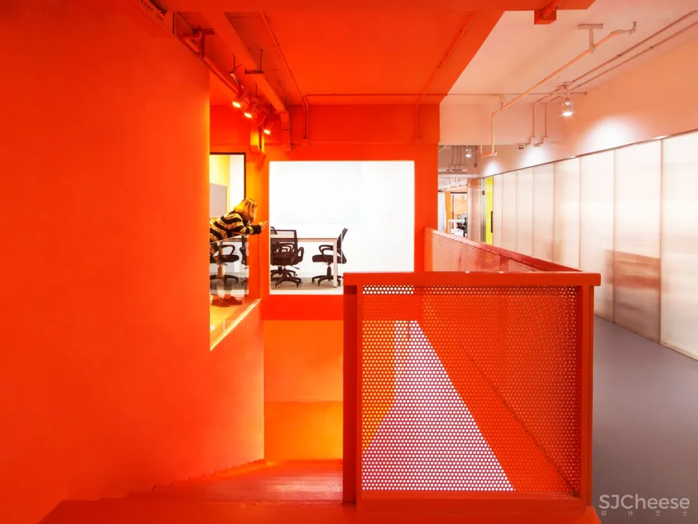 彩色盒子办公空间 / hyperSity