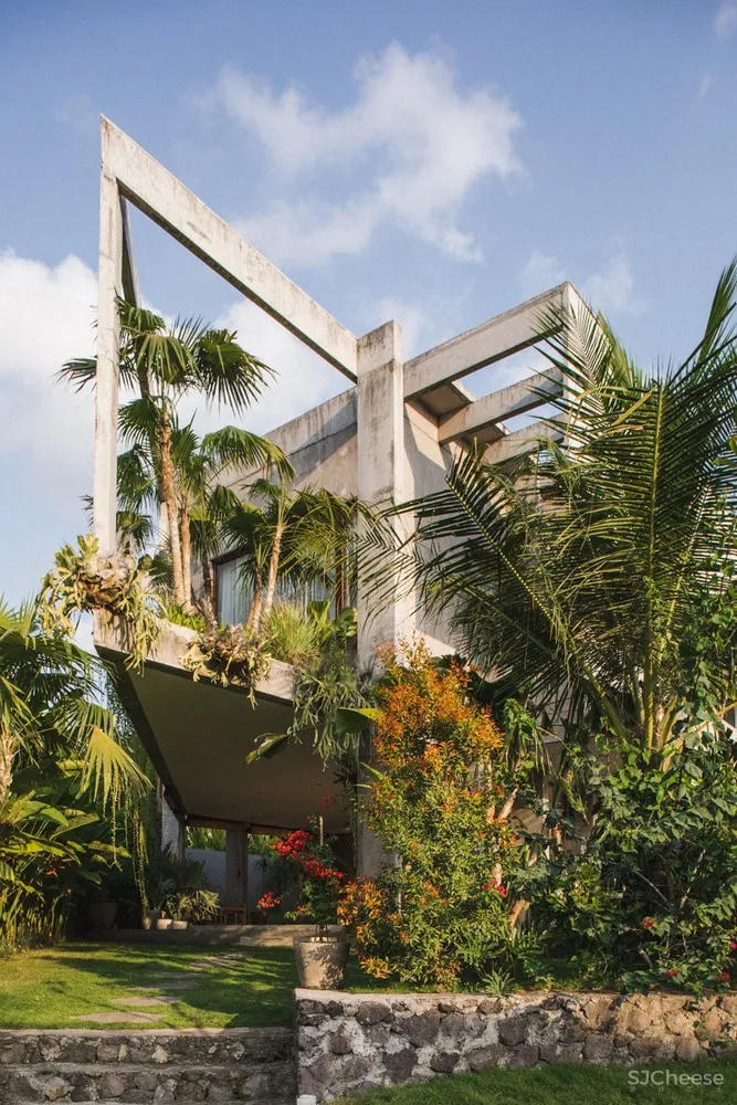 巴厘岛私宅,混凝土与木融入自然风景 / Patishandika