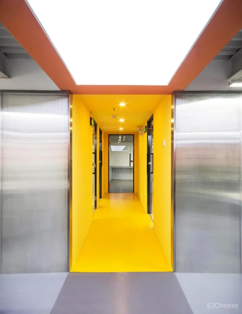 彩色盒子办公空间 / hyperSity