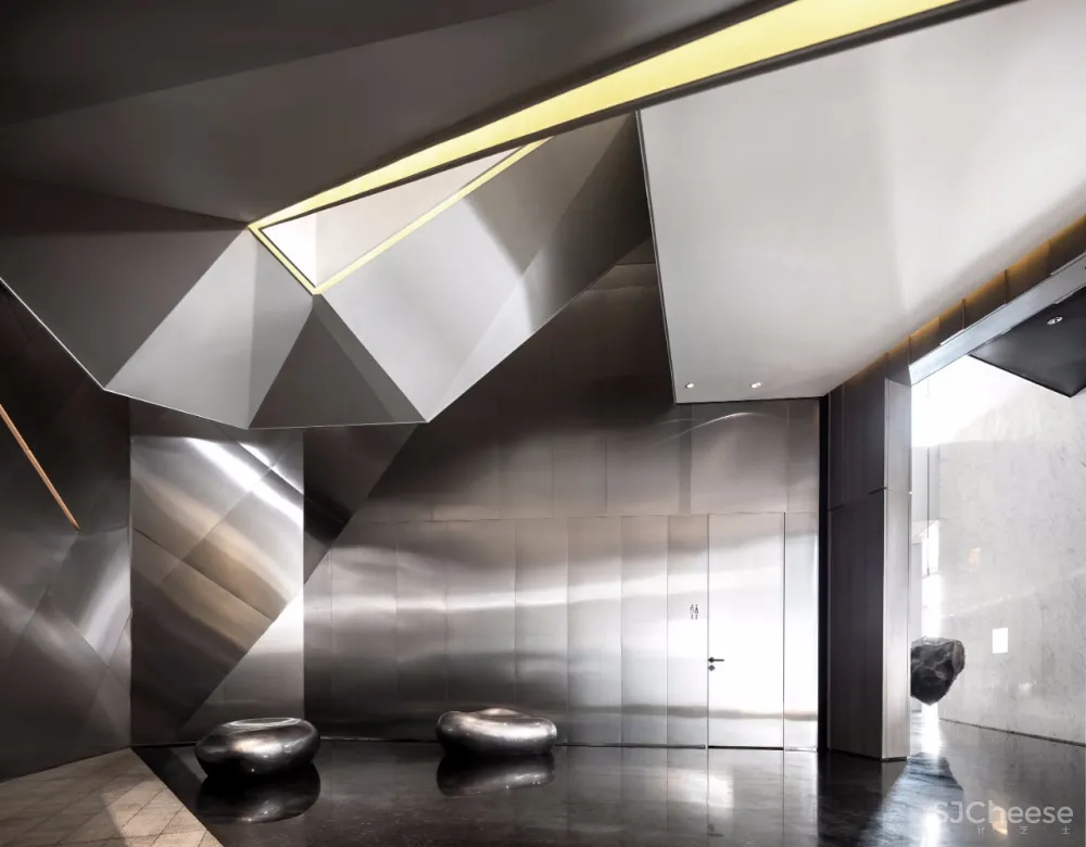 新作 | 唐忠汉:静美大地灰,错叠趣味的虚实与空灵