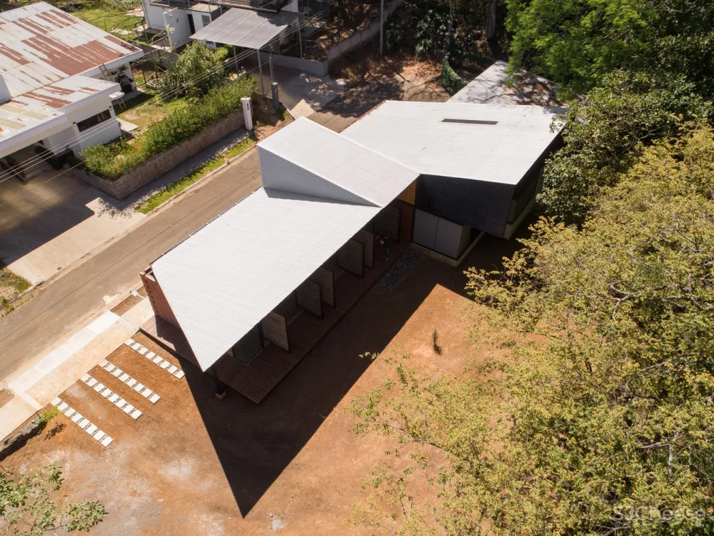 Arkosis：传统房屋改造实用住宅 La Garita House