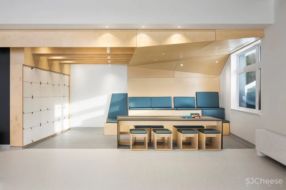 Metis Beach中学,魁北克 / PROULXSAVARD + CCM2