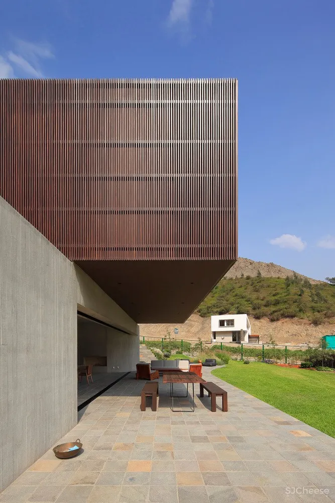 木盒之下 / Martin Dulanto Arquitecto