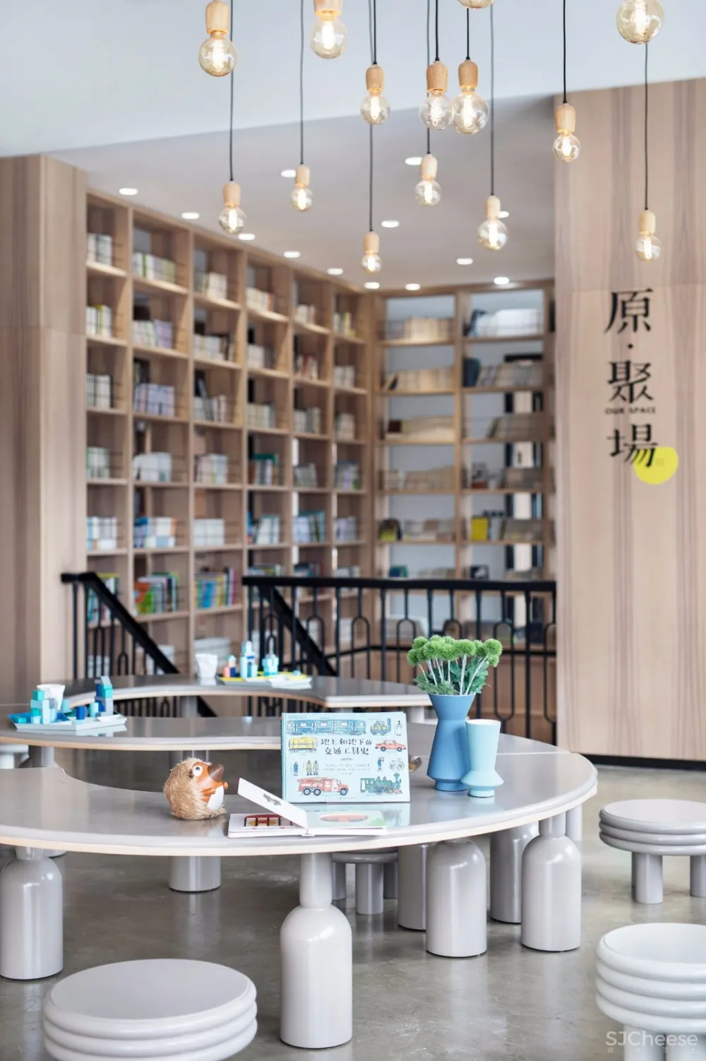 以“下午茶”为氛围主题丨营造出古典英伦风与现代摩登感交织共映的售楼空间